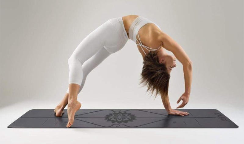 Thảm yoga định tuyến là gì? Lợi ích của thảm và cách sử dụng