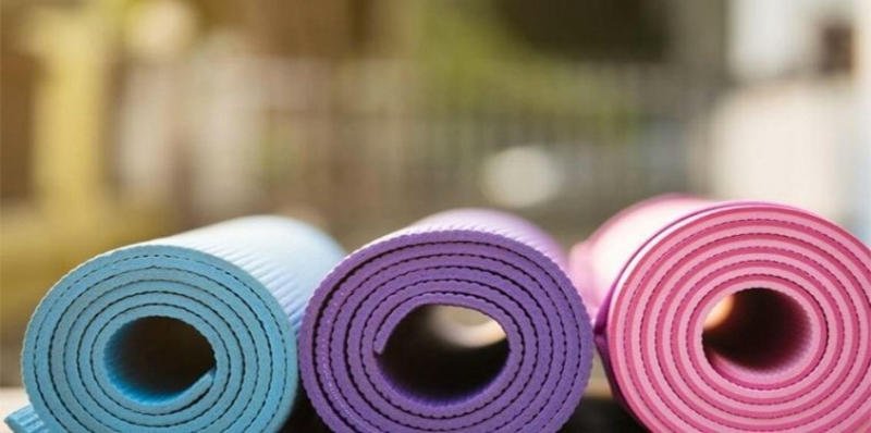 Thảm yoga định tuyến là gì? Lợi ích và cách sử dụng thảm